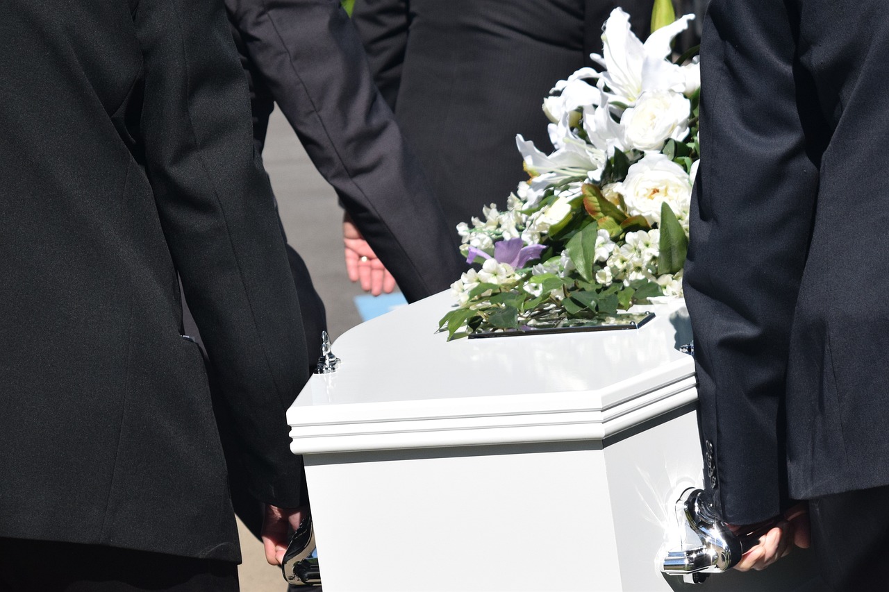 Pomoc w zorganizowaniu pogrzebu - jaką firmę w Warszawie wybrać?